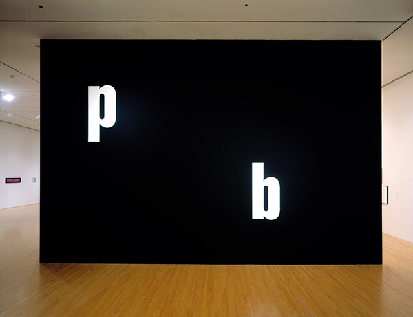  Kay Rosen, “Phantom Limb,” 1996/2020, sign paint on wall, installation view from “Kay Rosen: Life[k]e,” L.A. MoCA, 1998-1999, ©1996 Kay Rosen 